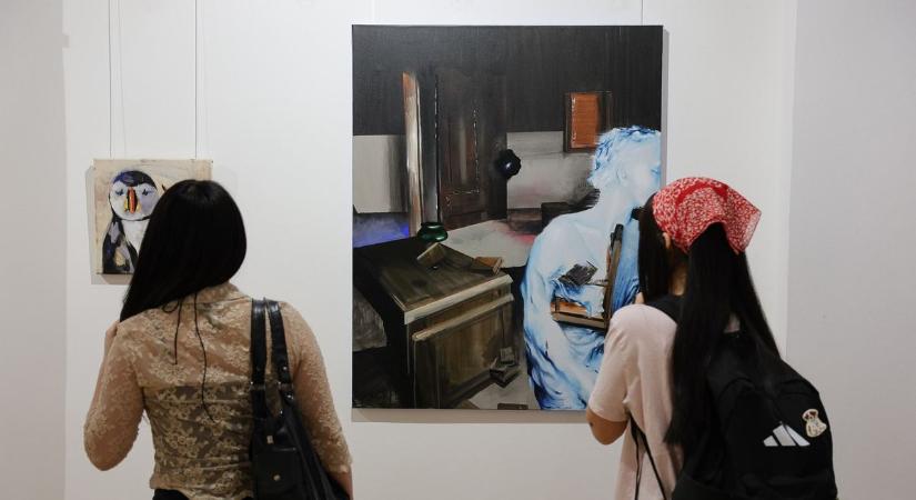 Kortárs alkotói gondolkodás és friss vizuális trendek – két kiállítás nyílt az egri egyetem új művészeti épületében