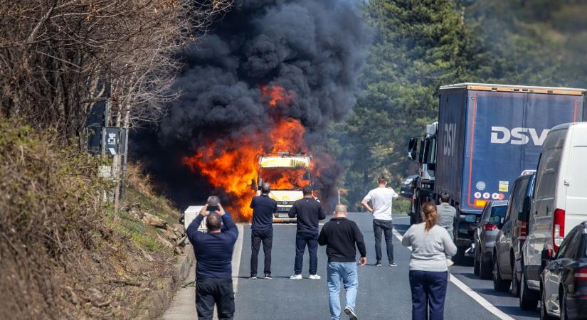 Kigyulladt egy mentőautó
