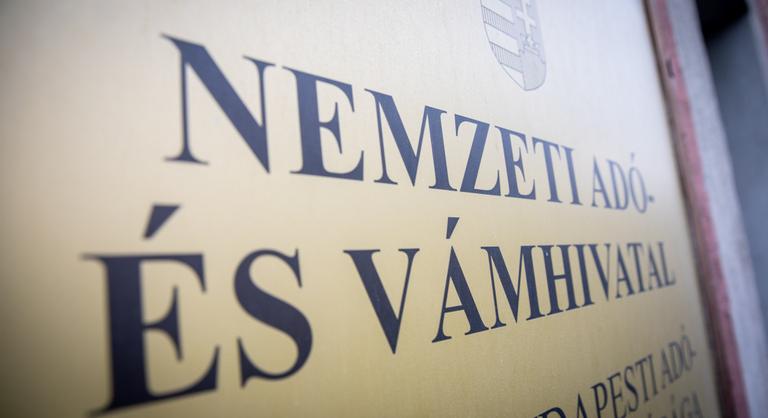 Most különösen résen kell lenni, kamu NAV-oldalakkal csalnak ki bankkártyaadatokat