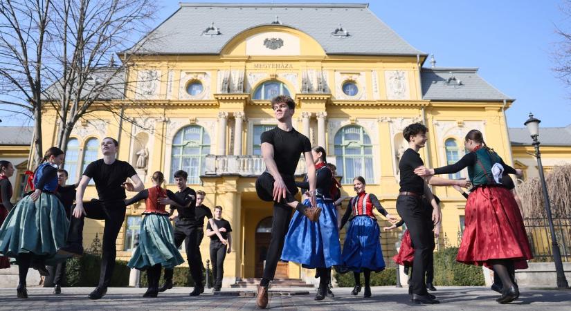 Új színt kap a megyeháza, ilyen lesz Nyíregyháza ikonikus műemléképülete a festés után (videó)