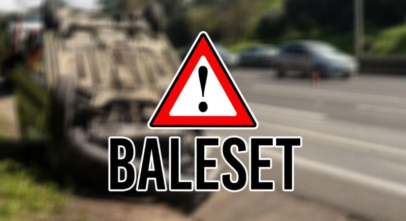 Árokba hajtott és felborult egy autó a 3823-as úton – Mentők a helyszínen!