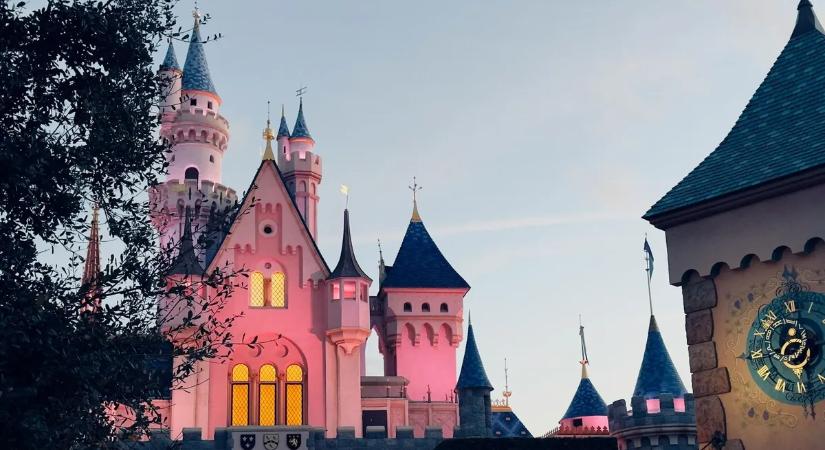 Részeg vendég próbálta berúgni egy hotelszoba ajtaját – videón a balhé