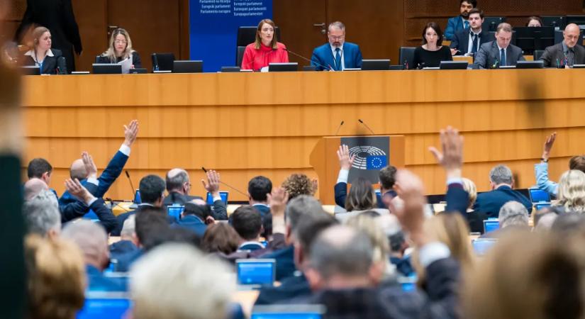 Betiltaná a mesterséges intelligenciával vetkőztető appokat az Európai Parlament