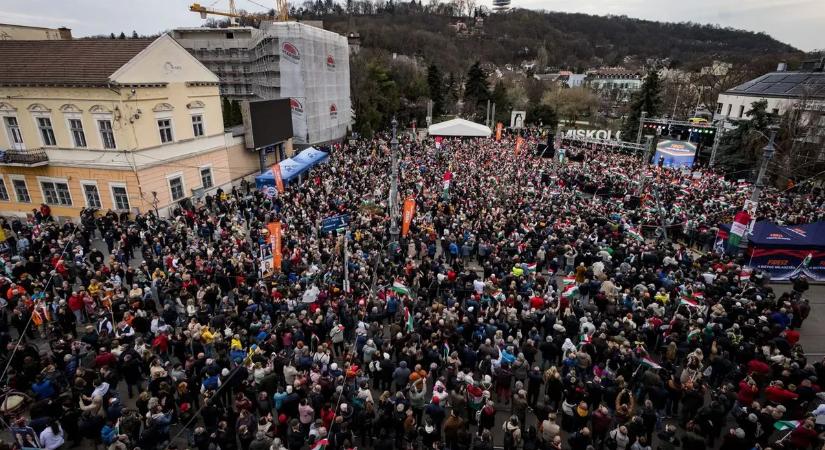 Orbán Viktor Törökszentmiklóson folytatja országjárását, hatalmas tömeg várható