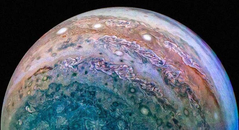 A Jupiteren egymilliószor erősebbek a villámok, mint a Földön