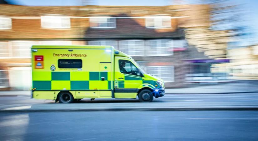 Hihetetlen! A kórház elől, beteggel együtt lopta el a mentőautót a tolvaj