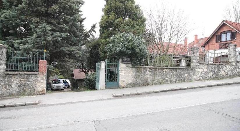 Bűnügyi helyszínelők lepték el az elhunyt pécsi költő házát – videó