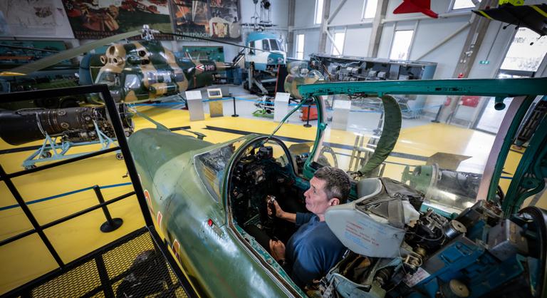 Két vadászpilóta sem találta az indítógombot, telefonon kértek segítséget