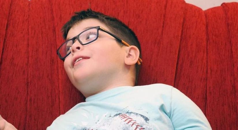 Nézz meg egy jó színházi előadást és támogasd Simi gyógyulását!