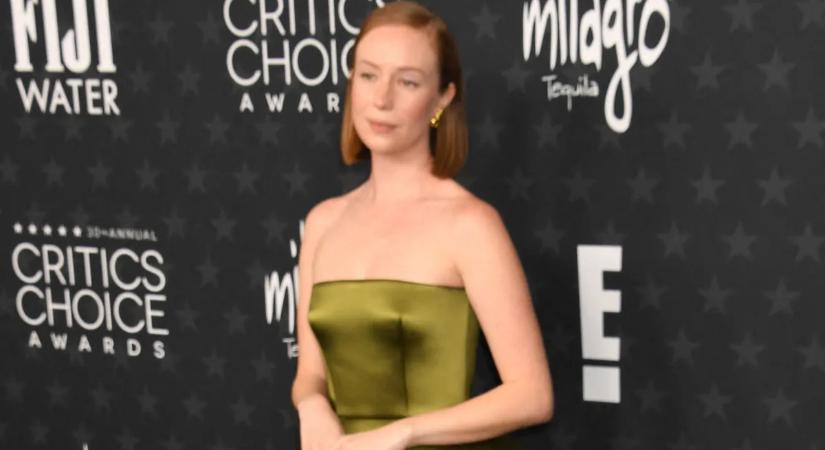 Az amerikai komika, Hannah Einbinder finom szépsége a régi hollywoodi sztárokat idézi – mutatjuk a szexi képeit