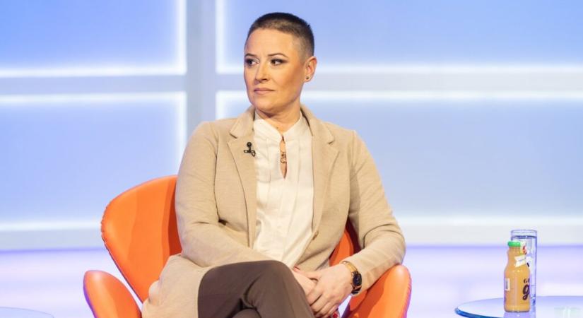 Megint felfüggesztették a rendőrnőt, aki nyíltan szembement a párttal