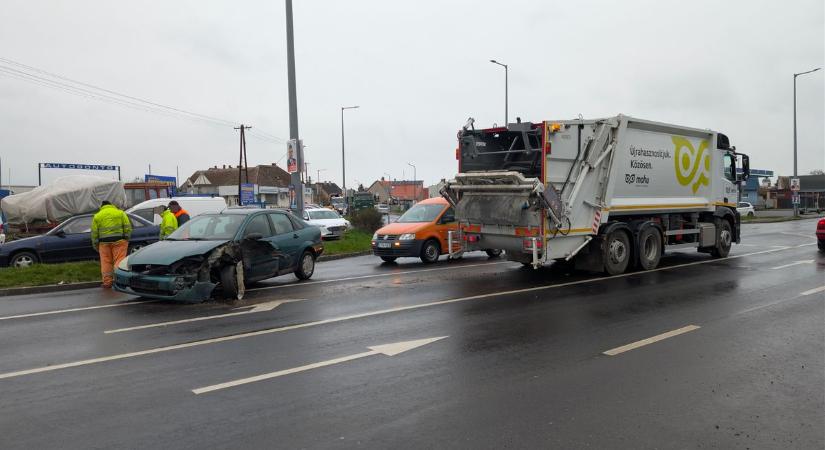 Kukásautóval ütközött egy személyautó Szombathelyen - fotók