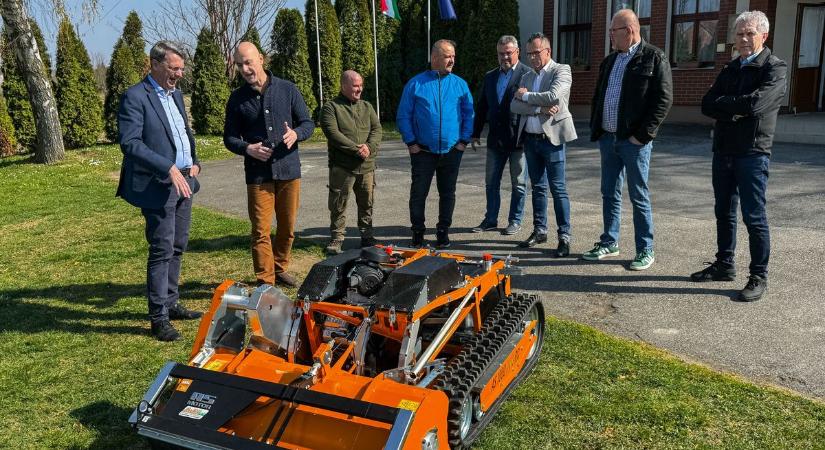 Távirányítós óriásgép teszi rendbe a négy zalai falu közterületeit (videó)