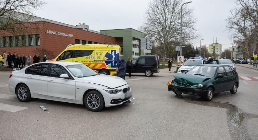 Fiatal lányt kellett kórházba vinni a tatabányai hármas karambol után - ezt tudni róla