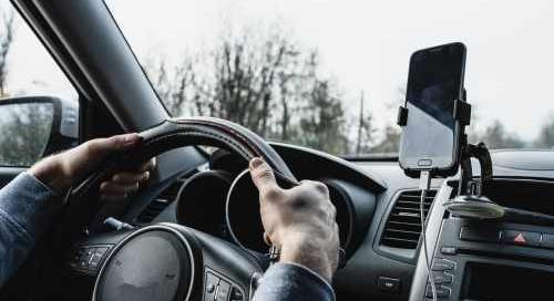 Minden negyedik sofőr rendszeresen mobilozik vezetés közben