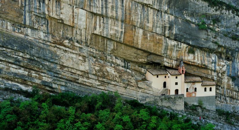 A sziklaorom tetején nem zavarnak a szomszédok: ezek a világ legmagányosabban álló, legelszigeteltebb házai