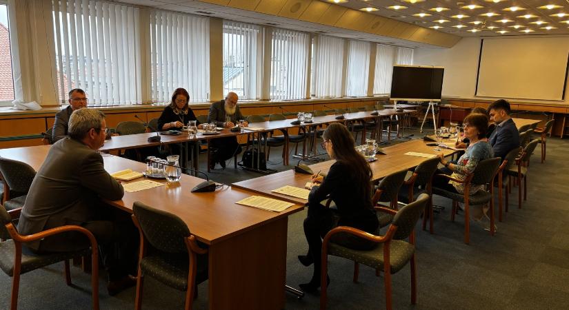 Folytatódnak a bértárgyalások az egészségügyi szakszervezetekkel