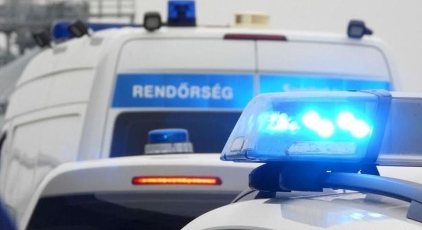 Tűzoltók, rendőr rohant a 103-as főútra, félpályás útzár van