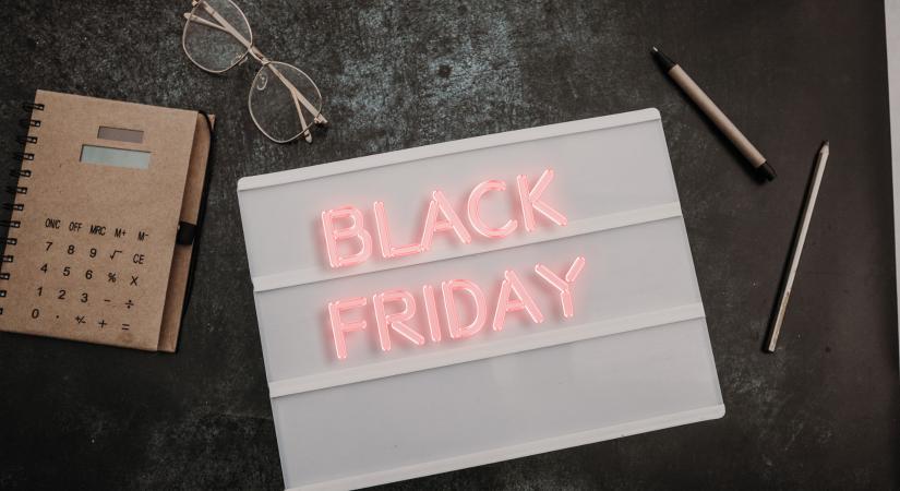 Kiderült az igazság a nagy leárazásokról: durva trükkökkel verik át a vásárlókat az online boltok