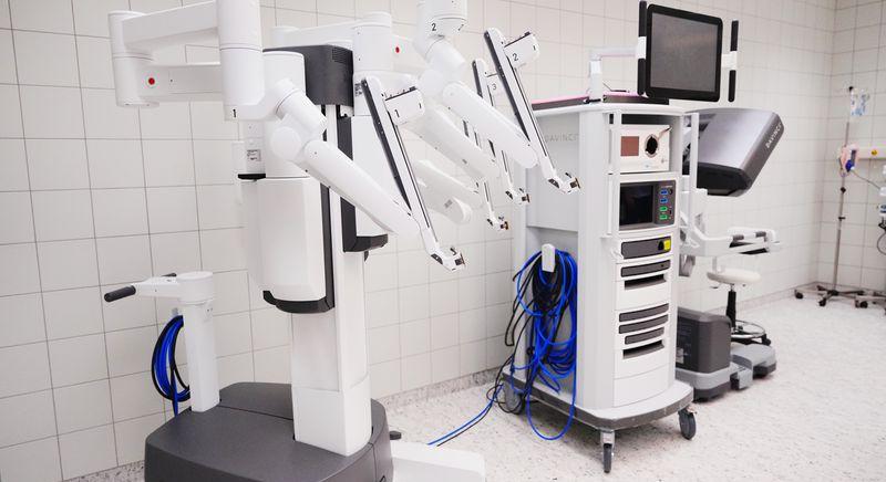 Újabb sebészeti robotot adtak át Debrecenben
