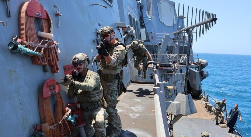 Felhatalmazást kapott a brit hadsereg az orosz árnyékflotta hajóinak megállítására