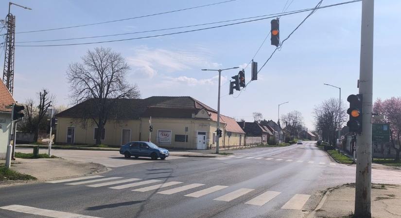 Sokakat bosszantott, most kiderült: ezért hibásodott meg a tatai jelzőlámpa