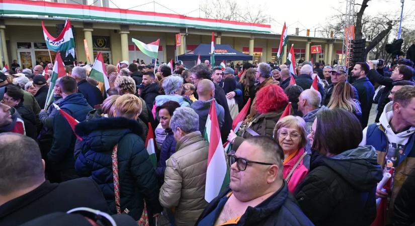 Itt vannak az első fotók: gyűlik a tömeg Törökszentmiklóson