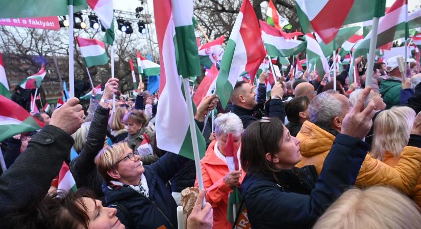 Gyűlik a tömeg, már ennyien vannak Orbán Viktor országjárásának törökszentmiklósi állomásán