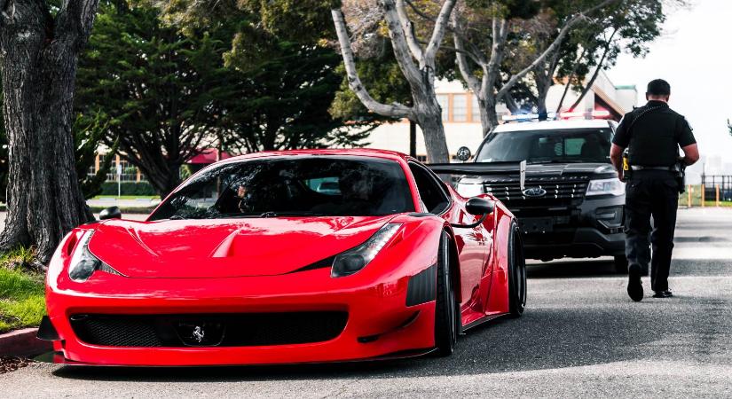 65 lopott luxusautót adtak el, sokakat bepaliztak