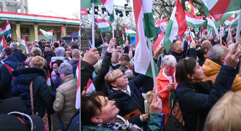 Jobb, ha felkészül Orbán Viktor: gigantikus tömeg gyűlt össze Törökszentmiklóson, zászlókkal a kézben vonulnak az utcákon