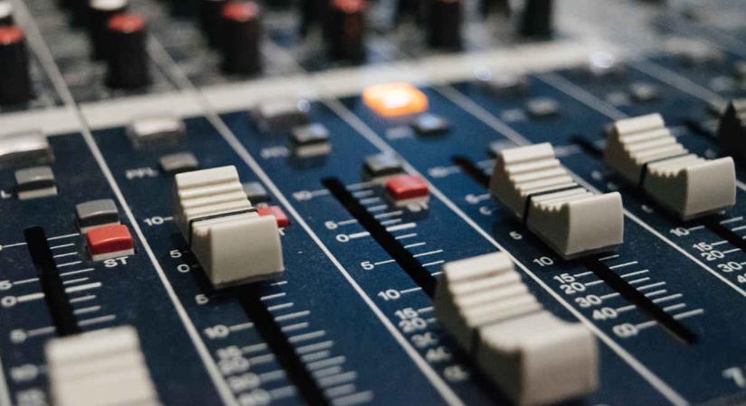 A Médiatanács késlekedése miatt óriási bajba kerültek a helyi rádiók: csődveszély, elbocsátások és műsorleállások