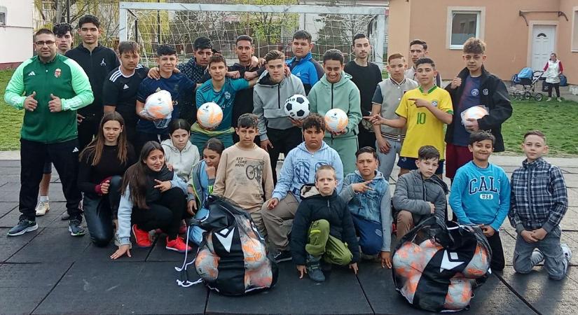 Grosics-örökség Nagyfügeden: 30 új labdával gazdagodott az egyesület