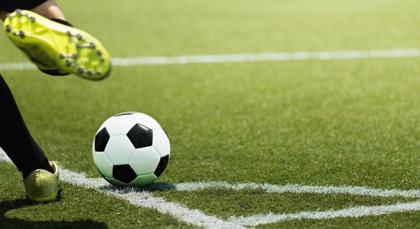 Összeesett és leállt a légzése egy férfinak a budapesti focipályán: csapattársai kezdék meg az újraélesztést