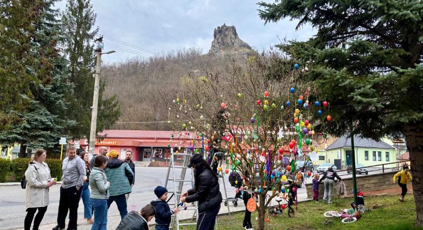 Elkészült a húsvéti tojásfa Ajnácskőn