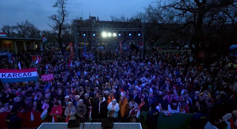 Újabb fotók érkeztek: zsúfolásig megtelt a Kossuth tér Törökszentmiklóson