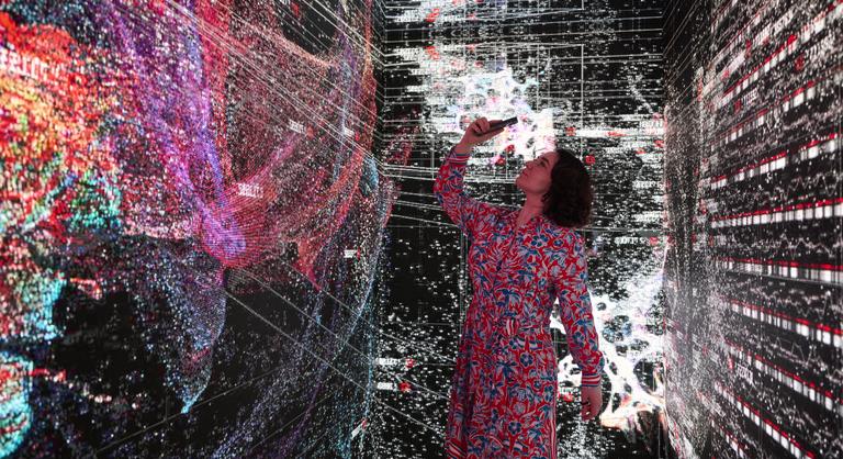 24 milliós standok Dubajban, a háború sem állítja meg az üzletet