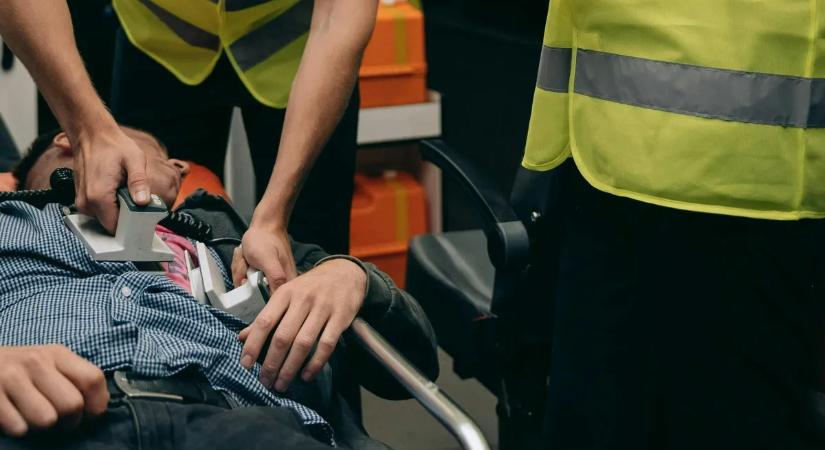 Dráma a budapesti focipályán: a játékosok egymást váltva próbálták újraéleszteni eszméletlen társukat