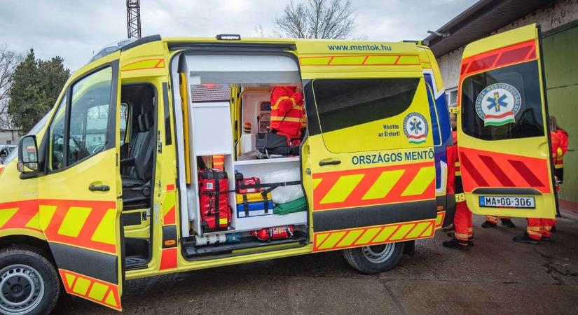 Egy férfi életéért küzdöttek a mentők Debrecenben, lezárták még az utcát is!