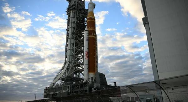 Gördülő felhőkarcoló Floridában – Újra a starthelyen a NASA óriásrakétája