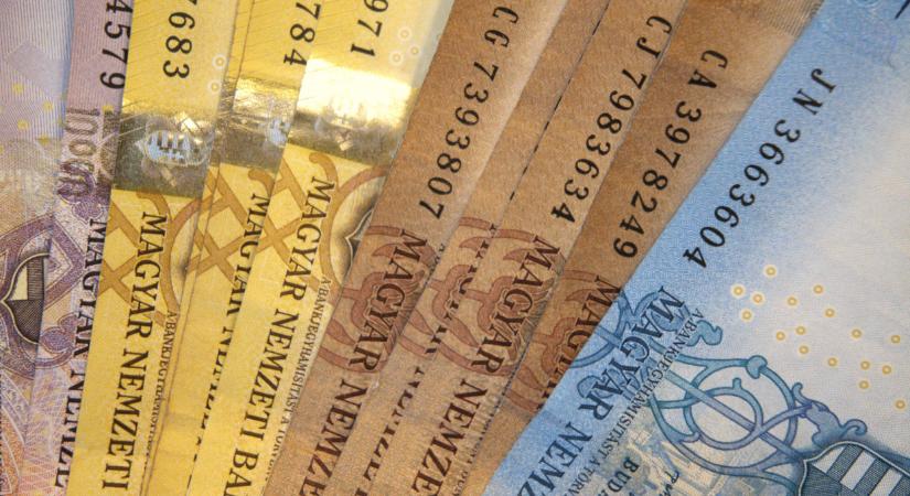 Megint esik a forint árfolyama: mutatjuk, hogy zárt a főbb devizákkal szemben