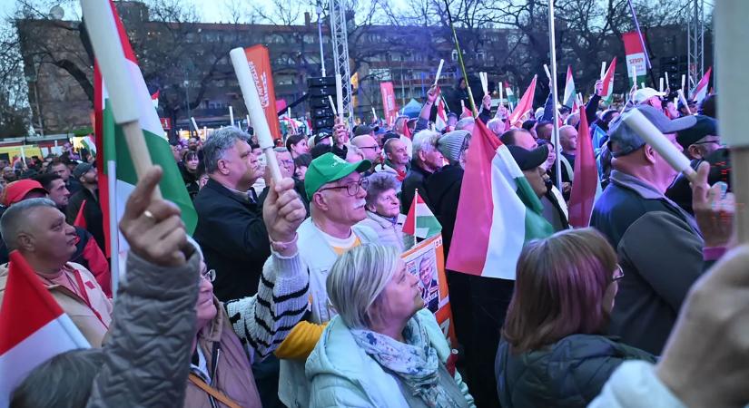 Hatalmas tömeg várta Orbán Viktort Törökszentmiklóson – szenzációs képek