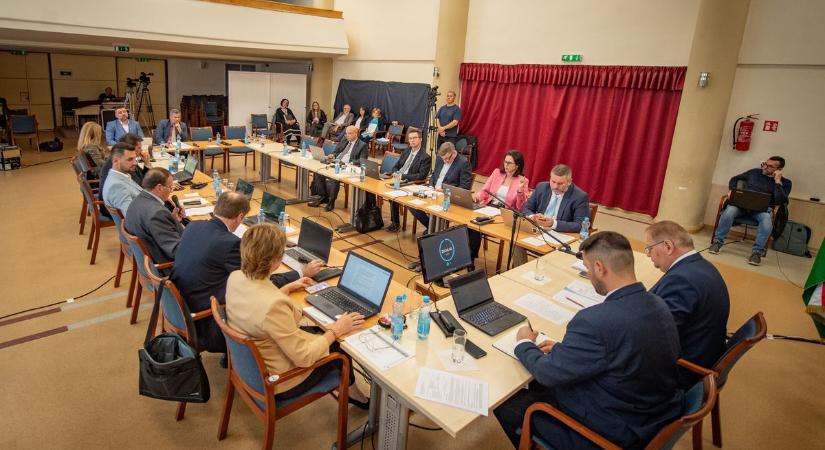 Új, okos parkolórendszer kiépítéséről is döntöttek a hajdú-bihari városban