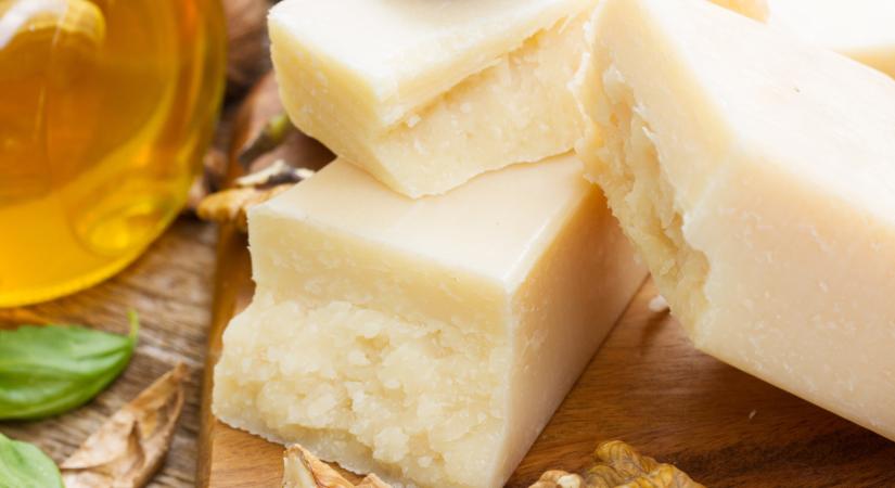 Kilőhet a világhírű sajt ára: a vámok és a háború is nehezíti a helyzetet