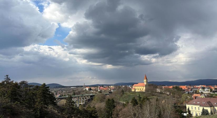 Veszprém térsége sem ússza meg: erős szél és havazás jön pénteken