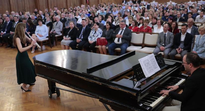 A Debreceni Egyetemen díjazták a "Köbüki" ösztöndíjprogram nyerteseit – fotókkal!