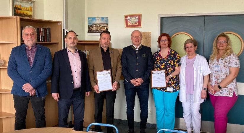 Értékes adományokkal gazdagodott a tatabányai kórház gyermekosztálya