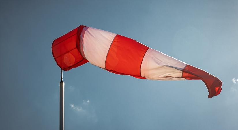 Viharos széllökések veszélye miatt adtak ki másodfokú riasztást egyes dunántúli járásokra