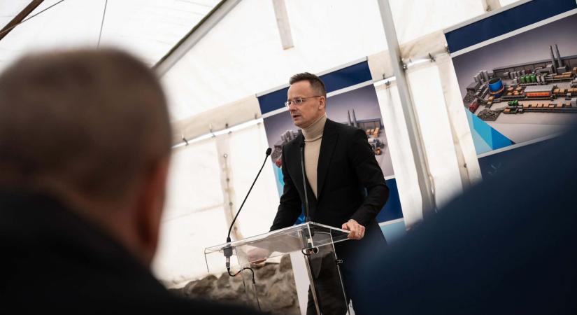 Szijjártó Péter 110 új munkahelyet létrehozó beruházást jelentett be