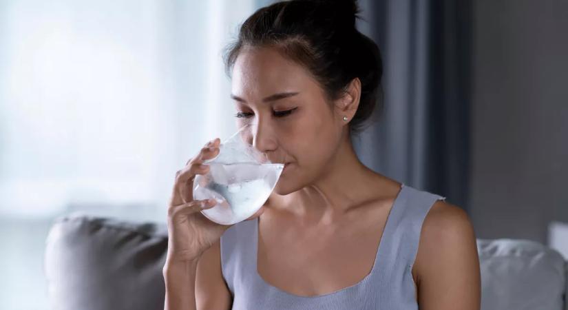 Vízivás evés közben rontja az emésztést? Sokan teljesen félreértik ezt