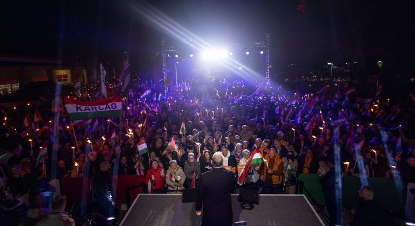 Hatalmas tömeg támogatta Orbán Viktort Törökszentmiklóson, megtelt a tér - Galéria